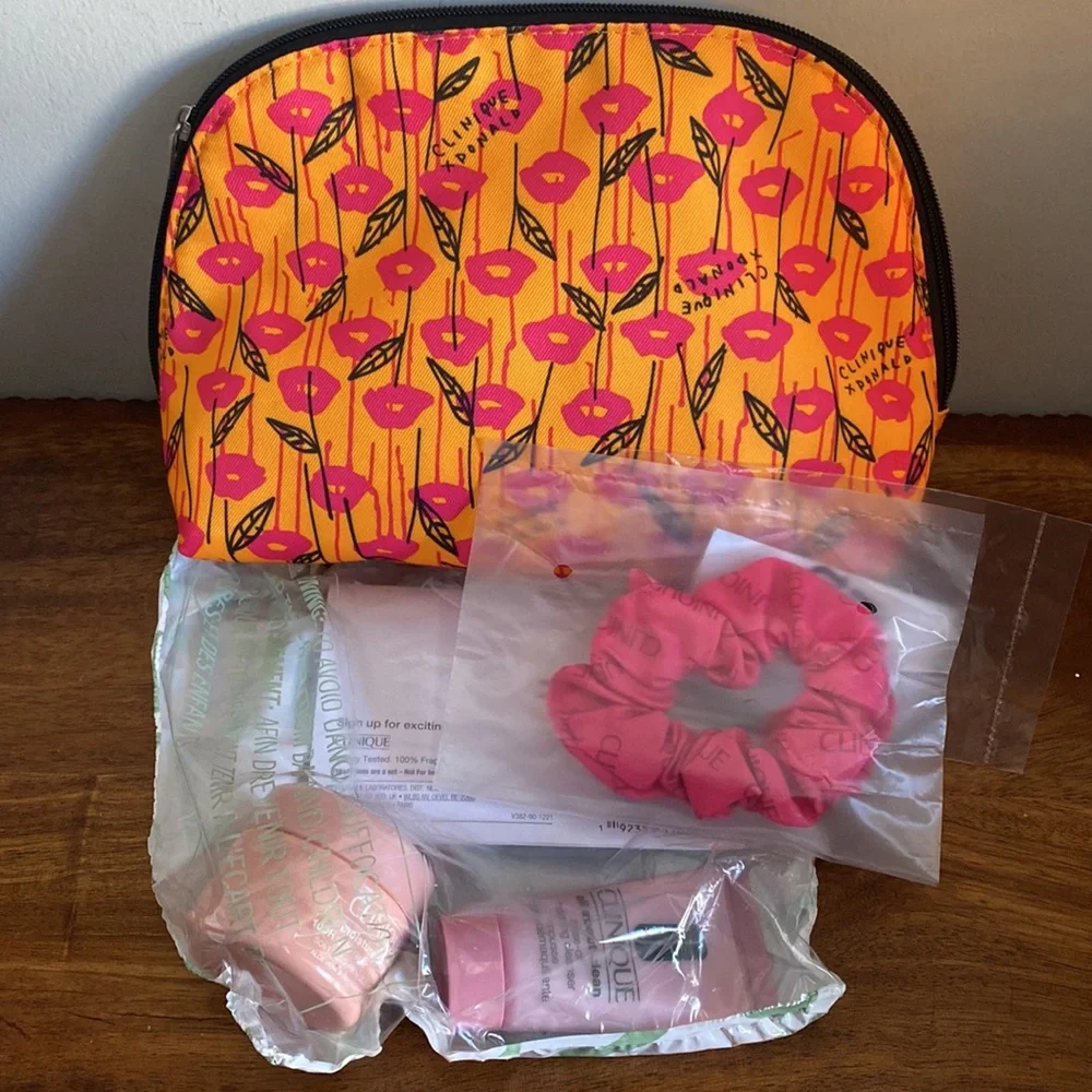 New NWT Clinique x Donald Robertson Moisture Surge Skincare Travel Bag Set